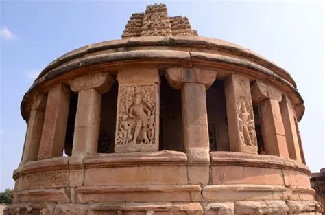  Le Temple de Durga à Aihole : Un Hymne Monumental à la Déesse Mère et une Explosion de Sculpture Divine !