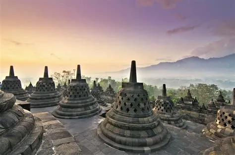 Le Temple de Borobudur: Une Splendeur Sculpturale en Pierre Volcanique!